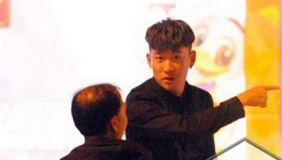 【拍客】实拍曹云金当街打群架 敲碎酒瓶拿椅子互殴