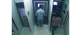 【拍客】监控男子ATM机前取款遭割喉 柜员机前持刀抢劫