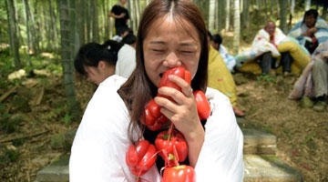 大学生38℃天跑到山里裹着棉被吃辣椒