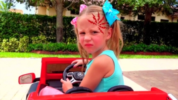 萌娃小可爱开着玩具小汽车出去玩，为何小家伙看上去这么生气呢，咋回事？