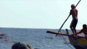 实拍男子持长矛刺破大海 捕猎到的东西吓傻众人