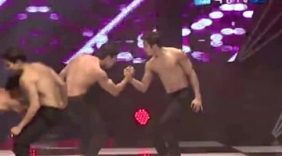 韩国肌肉型男胡舞蹈表演