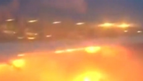 实拍新加坡一飞机突起大火 乘客：我刚逃过死神