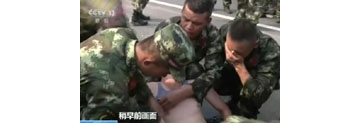 【拍客】天津爆炸现场防化战士因脱水晕倒