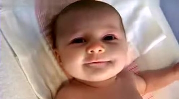 可爱宝宝打喷嚏半天打不出来，打完冲着镜头咧嘴笑太萌了！