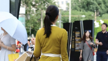 街拍成熟的女性浑身上下散发着女人味，好喜欢！