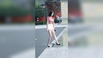 街拍：果然，漂亮的女孩子，都喜欢走捷径！