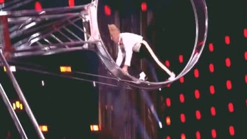 外国牛人展示高空滑轮绝活，就连评委都不敢直视，网友：滑稽天才