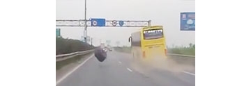 【拍客】惊险！高速路上客车车轮自己跑路了