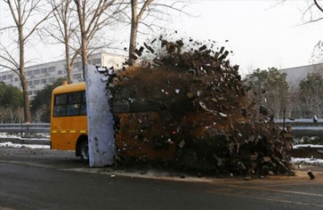 【拍客】校车秀质量上演疯狂撞墙 网友吐槽墙太薄