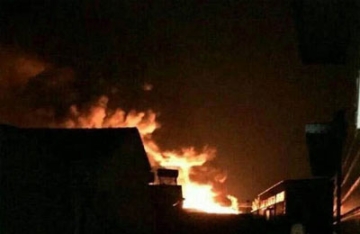 【拍客】实拍天津北辰一仓库爆炸 现场腾起火球