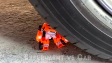 牛人把玩具变形金刚放到车轮下，请勿轻易模仿，实在是太减压了