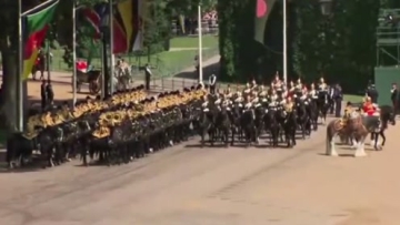 伦敦举行盛大阅兵式庆祝女王92岁寿辰
