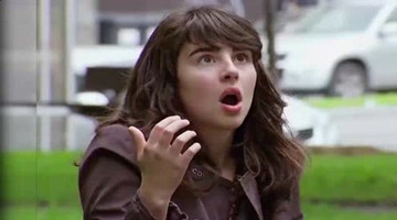 外国恶搞，出门有惊喜，美女真被吓到了，笑抽了