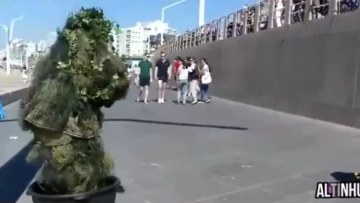 国外街头恶搞，男子路边伪装恶搞路人，占便宜的手段太厉害了！