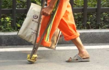 【拍客】独腿环卫工"守土尽责" 每年用坏一根拐