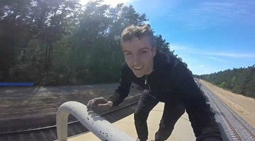 小伙在火车上跑酷