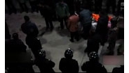 【拍客】实拍中学少年无故身亡 警察抢尸