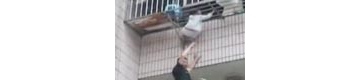 【拍客】8岁女孩卡在六楼防盗窗 爱心托举