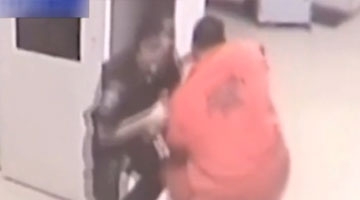 监拍囚犯出手解救狱警 正义未泯现人性光辉