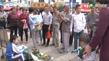 9岁小女孩街头卖菜5年 只为寻找当年遗弃自己的父母