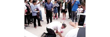 【拍客】郑州老人跪着上吊身亡 其子被斥不孝遭人砸鸡蛋