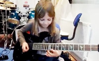 【拍客】屌爆了 8岁小女孩演奏电吉他