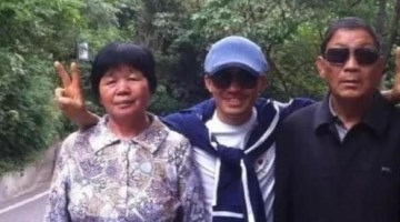 王宝强陪父母游山玩水 