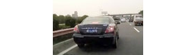 【拍客】高速路轿车急刹车 造成5车相撞
