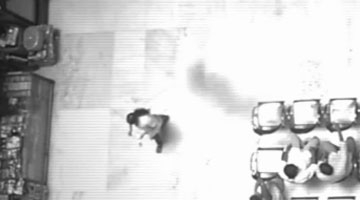 恐怖！监视器下拍到女子被鬼影跟踪