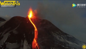无人机飞越意大利埃特纳火山 拍摄到超级惊艳喷发瞬间