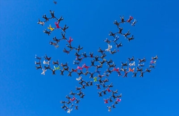 【拍客】真会玩！澳大利亚119人牵手跳伞创世界记录