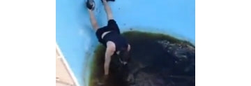 【拍客】逗比小伙耍酷落入脏水池