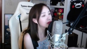 周二珂温柔女声版的《贝加尔湖畔》，声美人更美