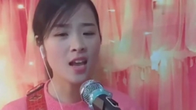 她翻唱的句句深情，一次就好女声版的也超好听