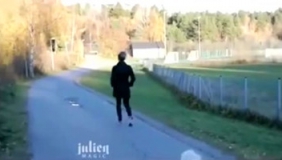 这大清早来个街头恶搞，还是歪果仁会玩