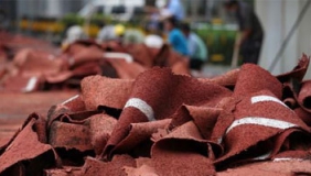 央视曝毒跑道生产窝点:废轮胎如内脏堆积如山