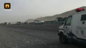 实拍吐鲁番遭12级狂风袭击 卡车被掀翻