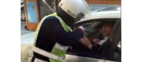 【拍客】网曝成都一协警处理违停与车主起争执 违规使用警械被辞退