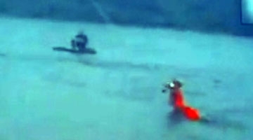 实拍男子困于湍流 消防员奋勇下水挽救生命