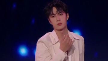 天猫双十一开幕盛典：王一博跳爵士舞曲《散落的华服》舞蹈代入感强