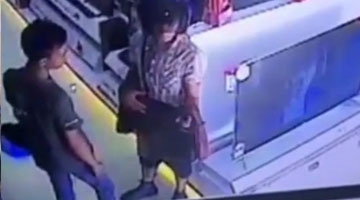 商城监拍雌雄大盗 液晶电视直接顺回家