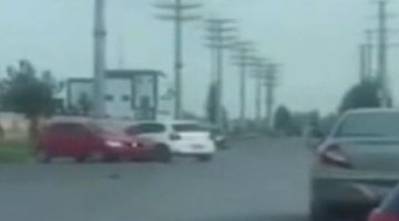 实拍俩女司机开车斗气当街互撞 上演真实版碰碰车