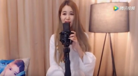 白裙美女唱歌，太好听了