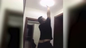 男子换灯罩被女友恶搞，差点把灯罩砸女友头上