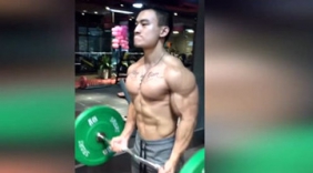 在健身房看到这样的肌肉型男，一般你会先看哪里？