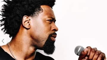 厉害了我的姐！科勒卡戴珊机场豪放脱衣进行安检