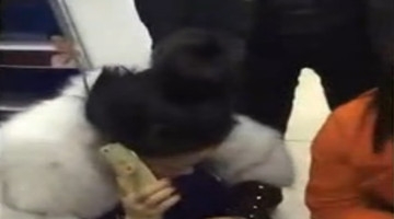 女子帮走失女童找家长 被当人贩殴打