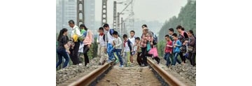 【拍客】成都数百学生跨铁轨上学 背后安全谁人知