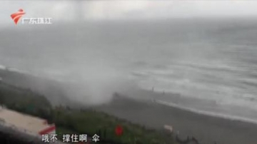 网友实拍美国海滩龙卷风“见啥卷啥”